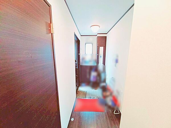 小窓がついた明るい玄関でお客様をお出迎えできます