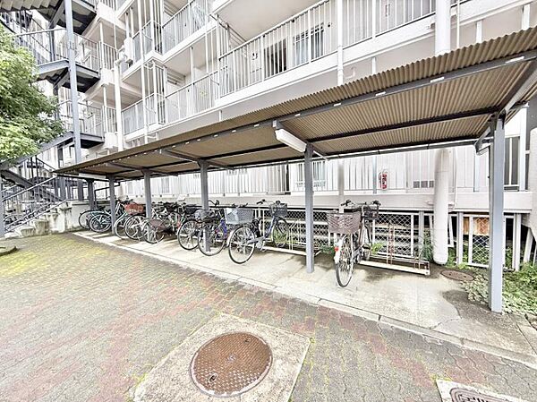 ■敷地内に駐輪場を完備しており、自転車の利用もスムーズです