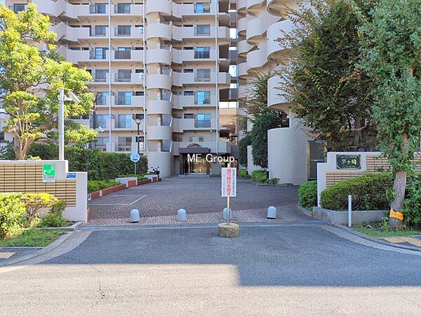 ■落ち着いた雰囲気のエントランスが住まう方を温かく迎えます