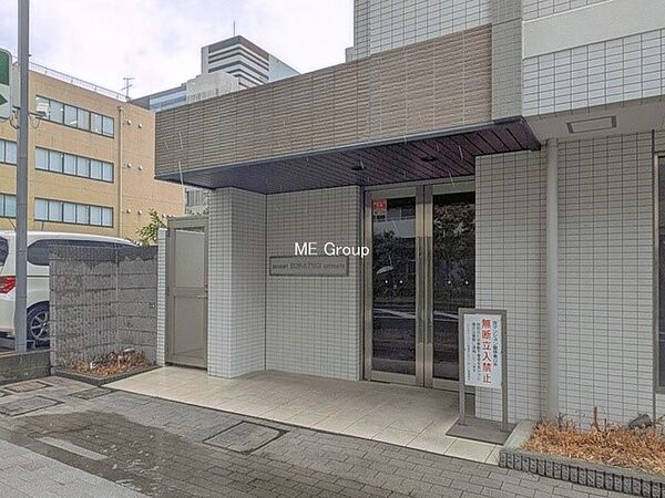 ■落ち着いた雰囲気のエントランスが住まう方を温かく迎えます