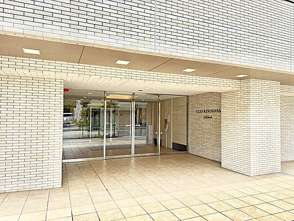 ■落ち着いた雰囲気のエントランスが住まう方を温かく迎えます