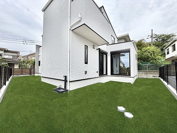 1号棟 ■暮らしに潤いを与える、緑が取り入れられた住まいです※芝生はイメージです