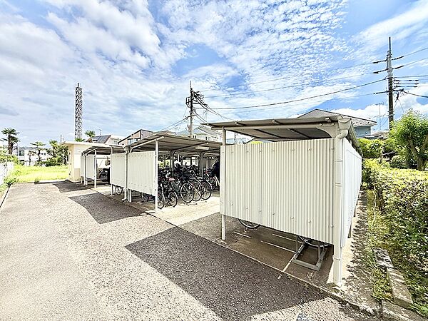 ■敷地内に駐輪場を完備しており、自転車の利用もスムーズです