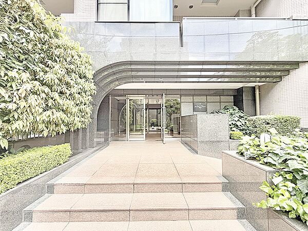 ■落ち着いた雰囲気のエントランスが住まう方を温かく迎えます
