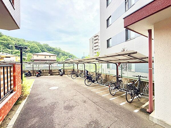 ■敷地内に駐輪場を完備しており、自転車の利用もスムーズです
