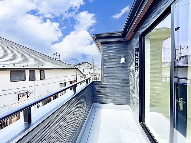 1号棟 ■ 心地よい風と光を感じる、くつろぎのバルコニー