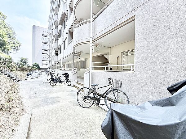 ■敷地内に駐輪場を完備しており、自転車の利用もスムーズです