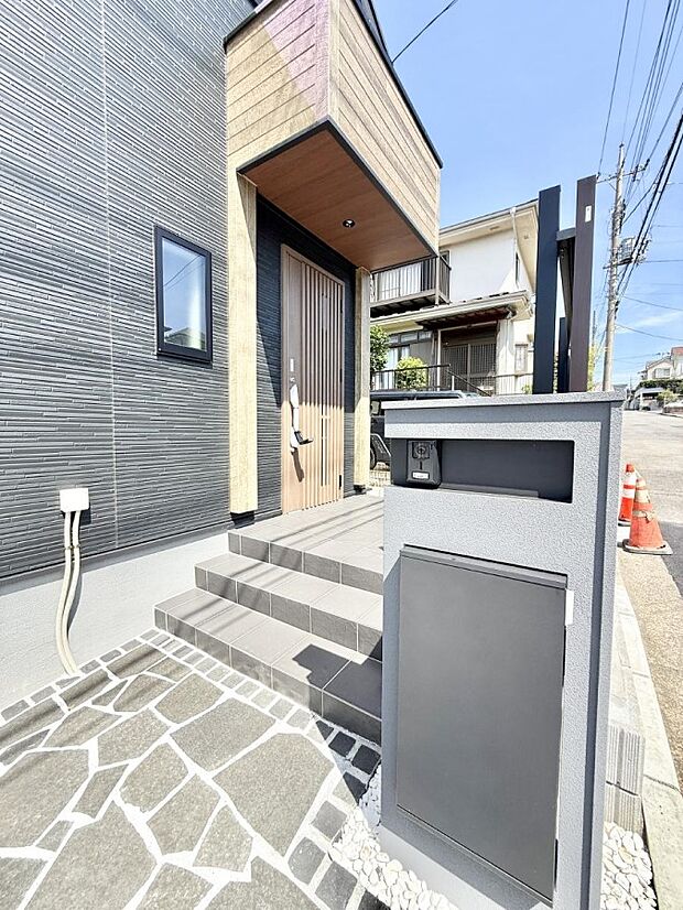 1号棟 ■ 心地よい暮らしへとつながる、温かい玄関