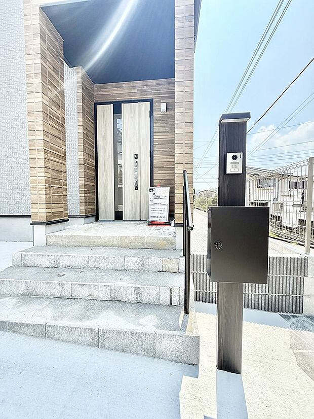 1号棟 ■ シンプルで美しく、住まいの第一印象を彩る玄関です