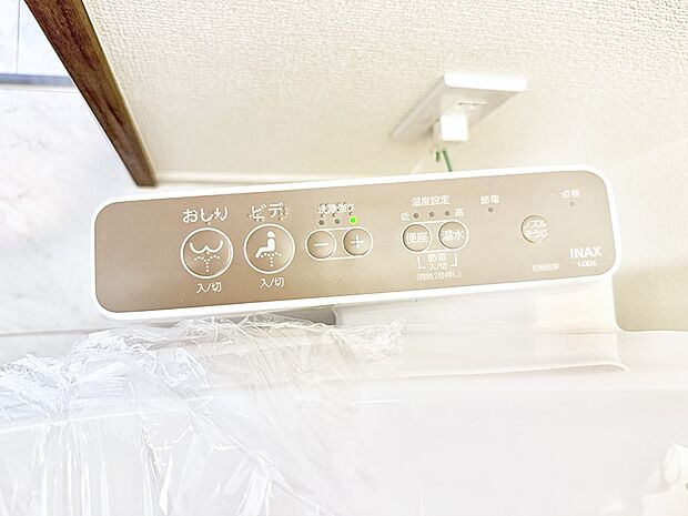 ■温水洗浄で快適、清潔感が保たれるシャワートイレ