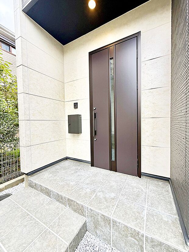2号棟 ■ シンプルで美しく、住まいの第一印象を彩る玄関です