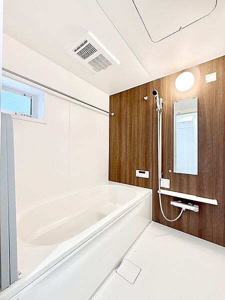 1号棟  ■落ち着いた色合いの壁面、ゆっくり寛げるバスルーム