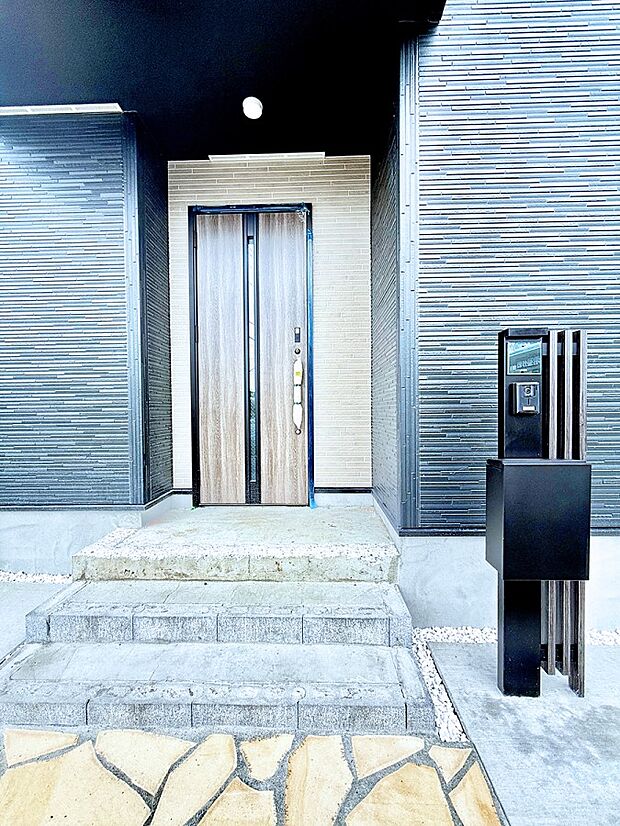 1号棟 ■ シンプルで美しく、住まいの第一印象を彩る玄関です