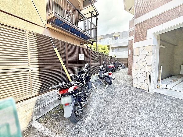 ■敷地内に駐輪場を完備しており、自転車の利用もスムーズです