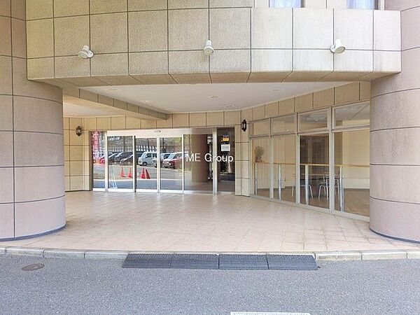■落ち着いた雰囲気のエントランスが住まう方を温かく迎えます