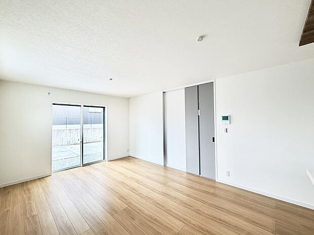 7号棟 ■大きな窓から光が入り明るい空間でお寛ぎいただけます