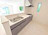 キッチン：1号棟  ■カウンターキッチンなのでお料理をしながらも家族との会話がはずみます