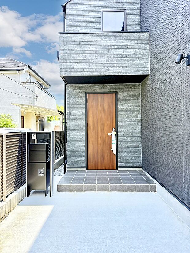 2号棟  ■ シンプルで美しく、住まいの第一印象を彩る玄関です
