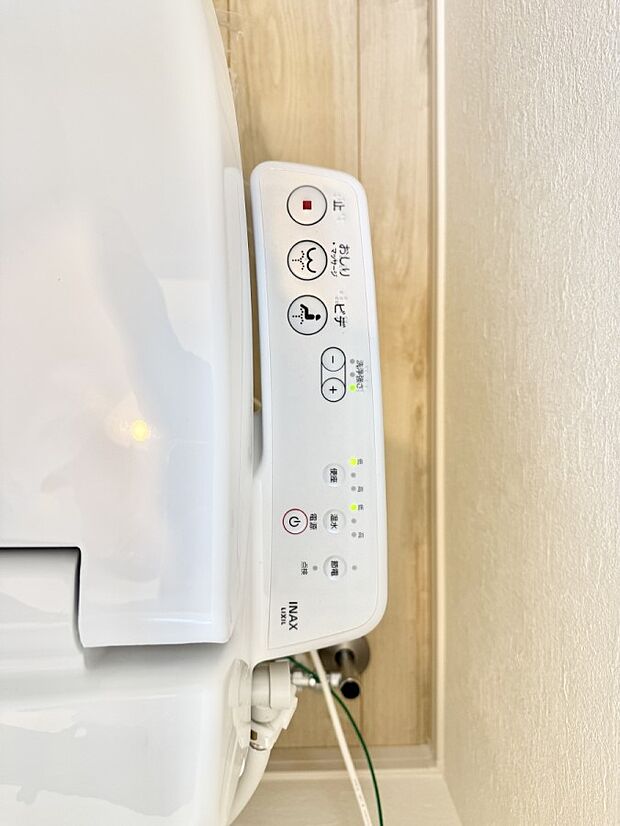 ■温水洗浄で快適、清潔感が保たれるシャワートイレ