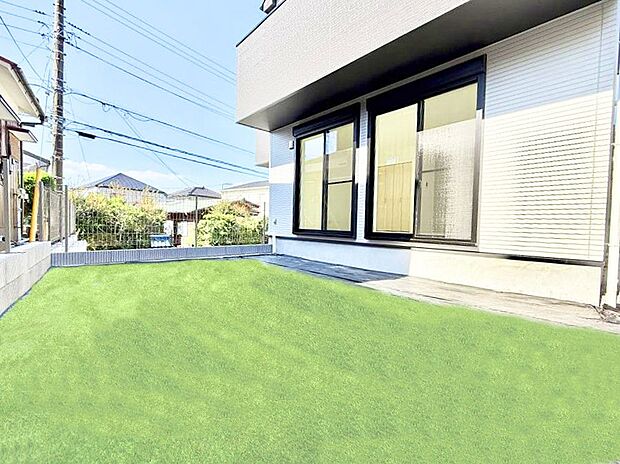 1号棟  ガーデニングや家庭菜園などの趣味スペースにピッタリ  ※芝生はイメージです