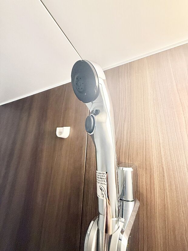 ■手元で簡単に止水できるため、水の無駄遣いを減らすことができます。