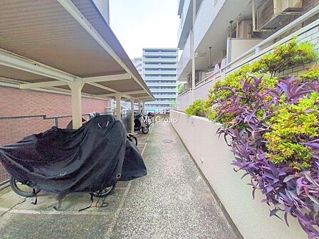 ■屋根付きバイク置場で雨の日も安心です