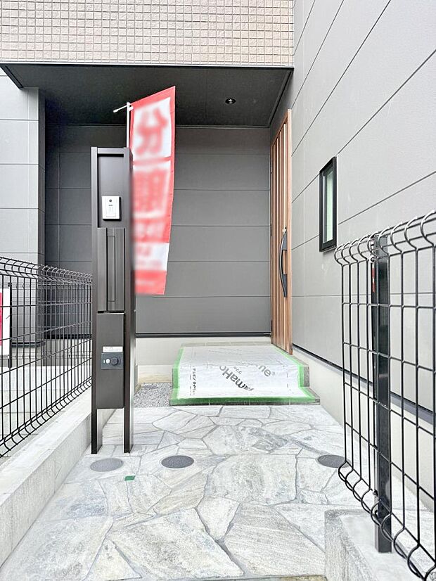2号棟  ■ シンプルで美しく、住まいの第一印象を彩る玄関です