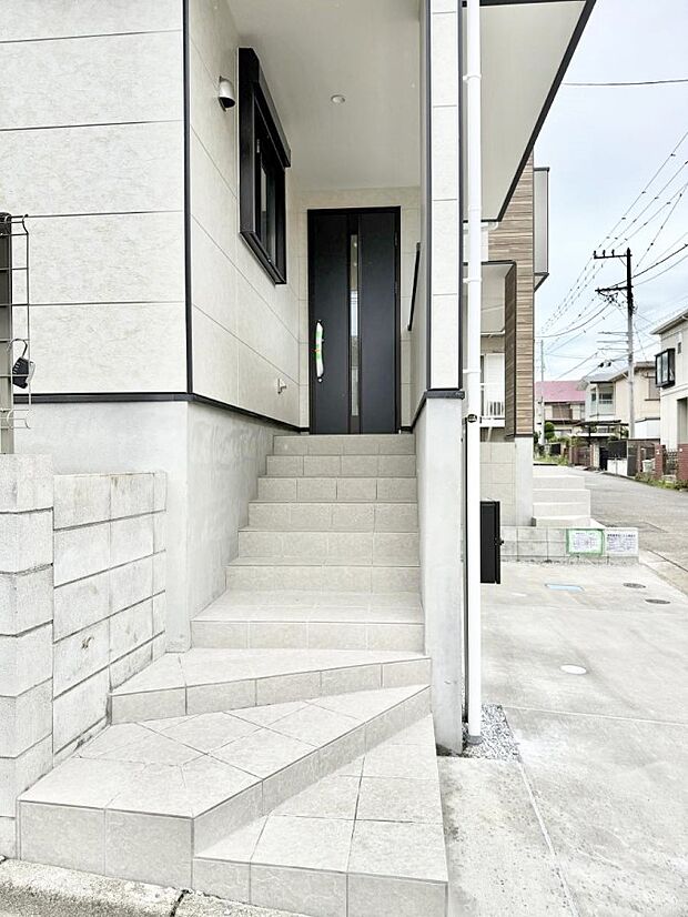 2号棟  ■ シンプルで美しく、住まいの第一印象を彩る玄関です