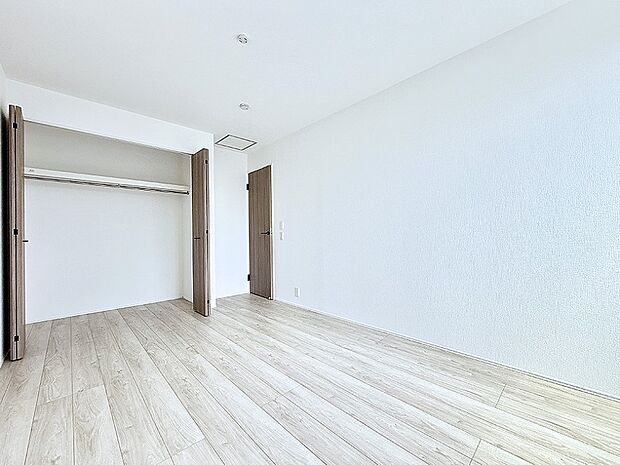 2号棟 ■シンプルな空間で、収納付きベッドやデスクなど、多機能な家具を活用しやすいです