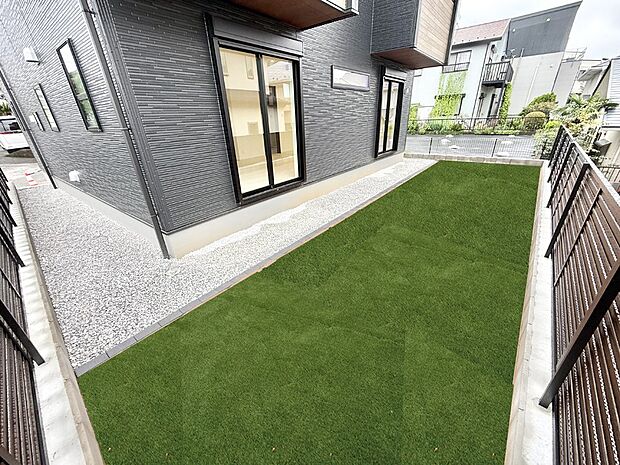 1号棟 ■心にゆとりをもたらす、自然を感じられる住環境が魅力です(芝生はイメージです)