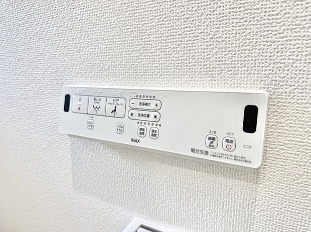 ■温水洗浄で快適、清潔感が保たれるシャワートイレ