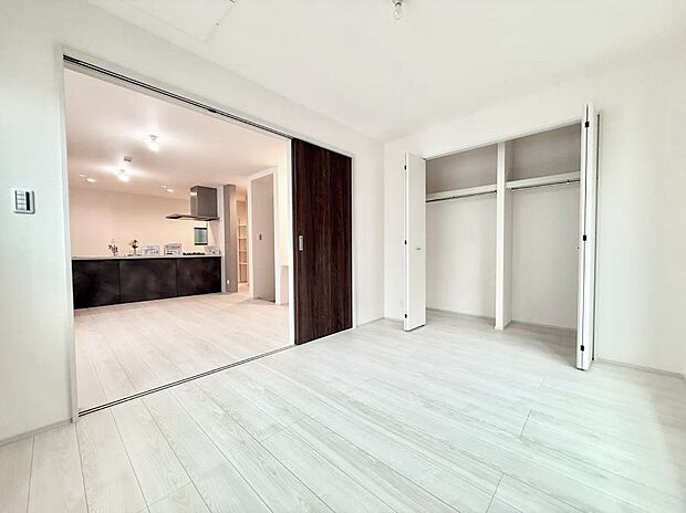1号棟 ■落ち着いた色合いのお部屋で穏やかな時間を楽しめます