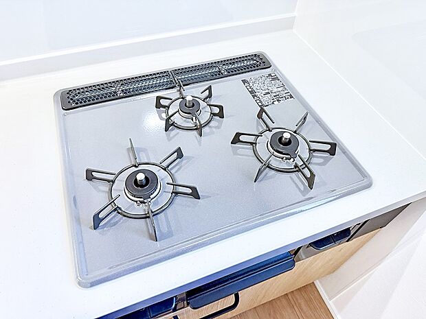 ■3口コンロのシステムキッチンで料理の手順もスムーズに