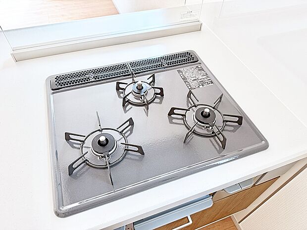 ■3口コンロのシステムキッチンで料理の手順もスムーズに