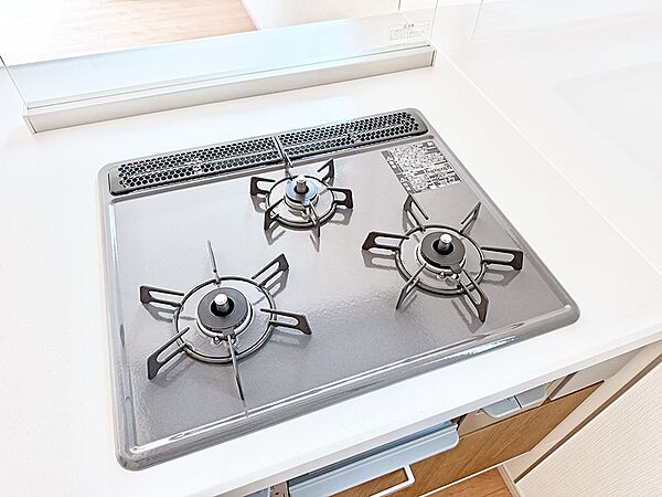 ■3口コンロのシステムキッチンで料理の手順もスムーズに