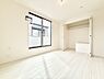 室内：1号棟  ■落ち着いた色合いのお部屋で穏やかな時間を楽しめます