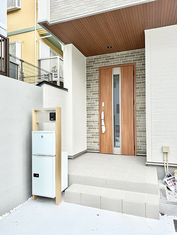 1号棟 ■ シンプルで美しく、住まいの第一印象を彩る玄関です