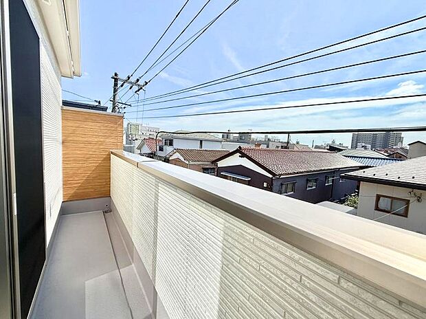 1号棟 ■ 季節の移ろいを感じられる開放的な空間です
