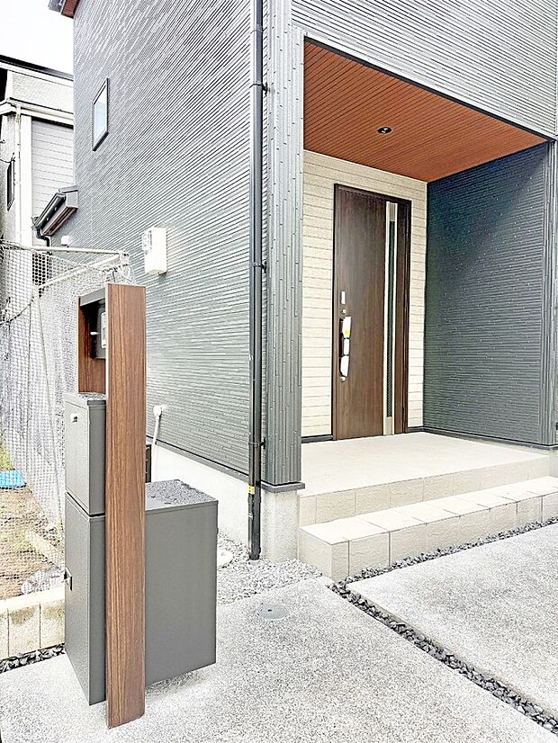 2号棟 ■ シンプルで美しく、住まいの第一印象を彩る玄関です