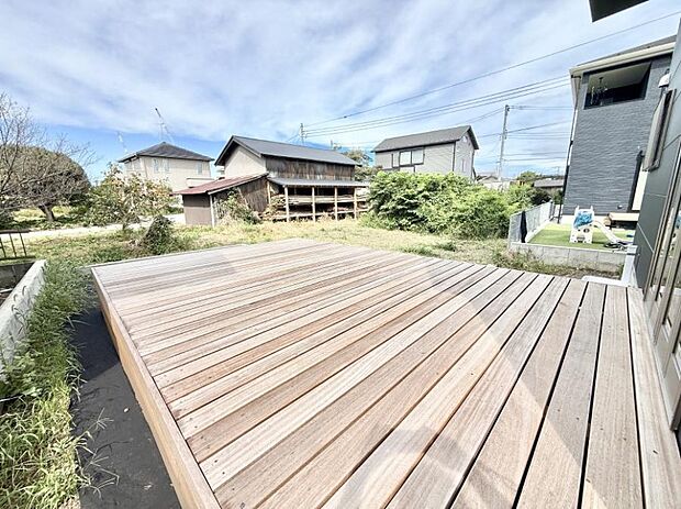 1号棟 ■天気の良い日はウッドデッキでのんびり日向ぼっこ