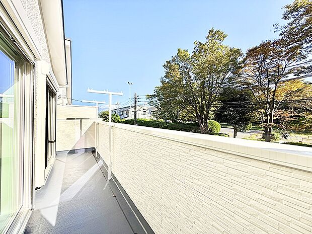1号棟  ■ 心地よい風と光を感じる、くつろぎのバルコニー