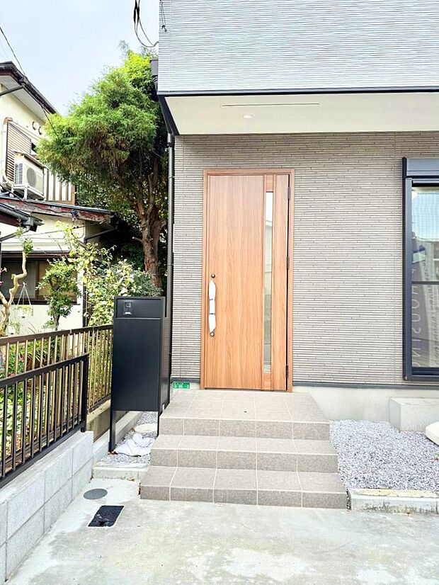 ■ シンプルで美しく、住まいの第一印象を彩る玄関です