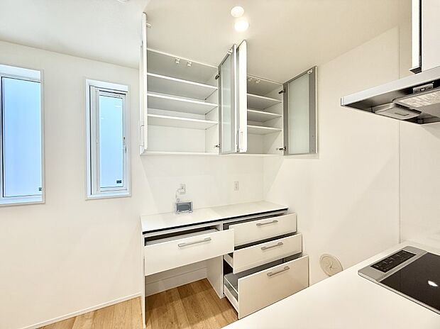 ■物が増えがちなキッチン周り、備え付けの吊戸棚は大変便利です  