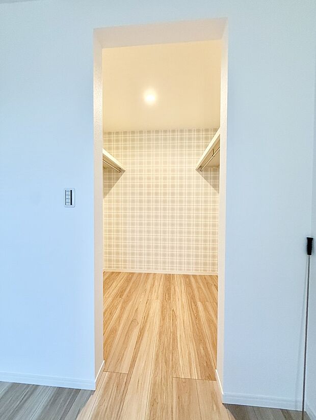 ■季節の洋服も、思い出の小物もすっきり収納できるウォークインクローゼット付