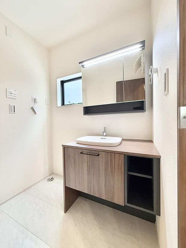 ■明るい洗面所は毎朝の歯磨きも楽しくできちゃいそうです♪