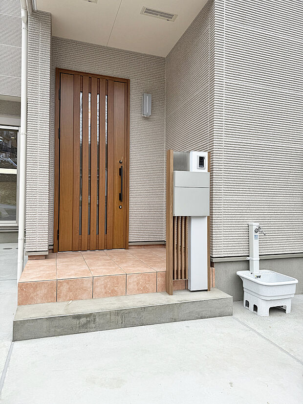 ■ シンプルで美しく、住まいの第一印象を彩る玄関です