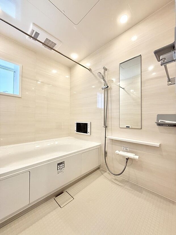 ■落ち着いた色合いの壁面、ゆっくり寛げるバスルーム