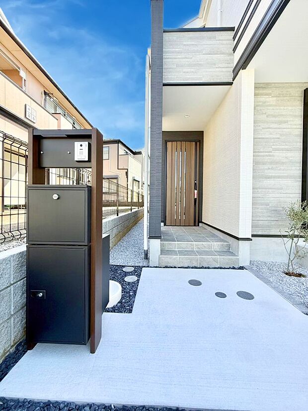 ■ シンプルで美しく、住まいの第一印象を彩る玄関です