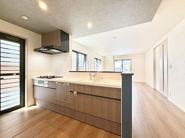 勝手口があるキッチンは明るく、ゴミ捨てに便利！通風し良好！で嬉しいですね  