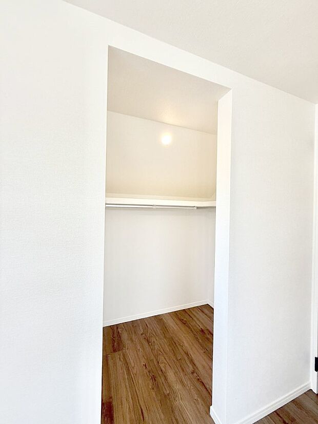 ■季節の洋服も、思い出の小物もすっきり収納できるウォークインクローゼット付  